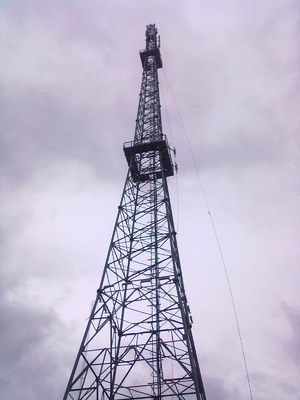 Ayuda 30 40 45 telecomunicaciones angulares de la torre de antena de radio de 50 metros