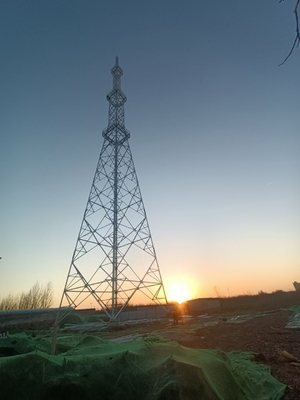 Antenas de radio de Fm de la torre de comunicación del G/M 5g y palo de las microondas alto