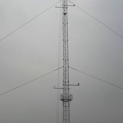 Parcialmente torre de antena al aire libre libre de Guyed