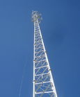 La telecomunicación pintada del 15m enreja las torres de acero