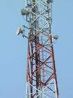 La telecomunicación pintada del 15m enreja las torres de acero