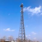 el reborde de los 30m emperna la torre móvil de acero angular de las telecomunicaciones