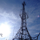 La línea de transmisión enreja la radio del MW y la torre de la televisión