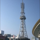 Radio de Wifi de la telecomunicación y torre móviles de la televisión con los accesorios de los soportes