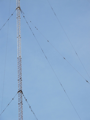 Palo galvanizado de la telecomunicación de la torre del alambre de los 50m Guyed