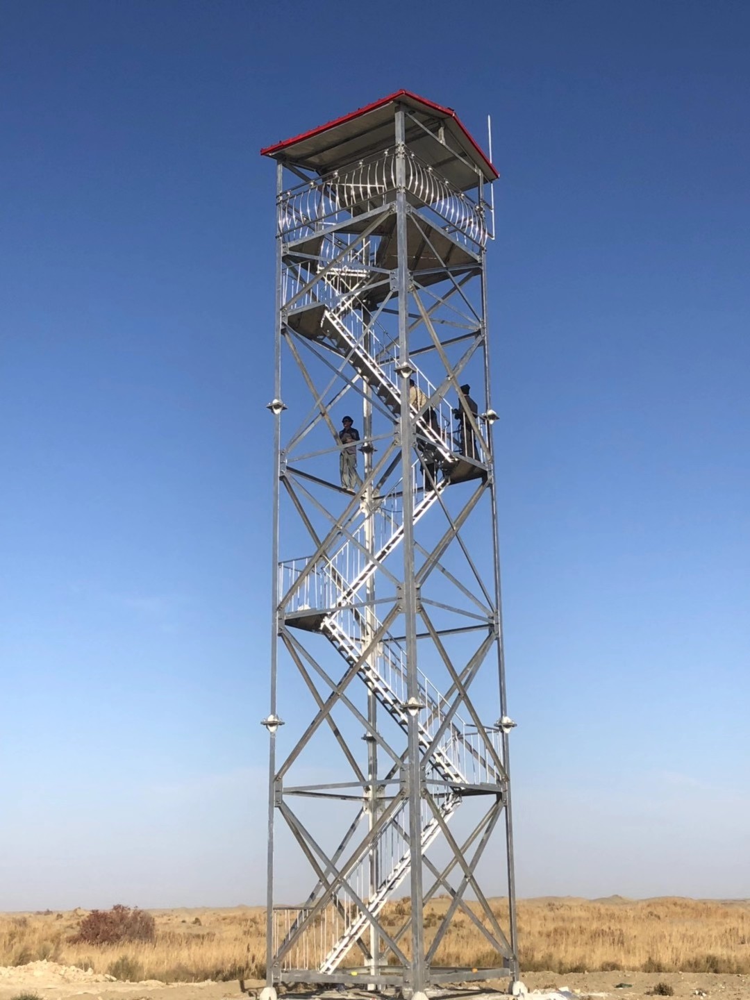 Atalaya de la prevención contra los incendios del bosque los 70m de la montaña