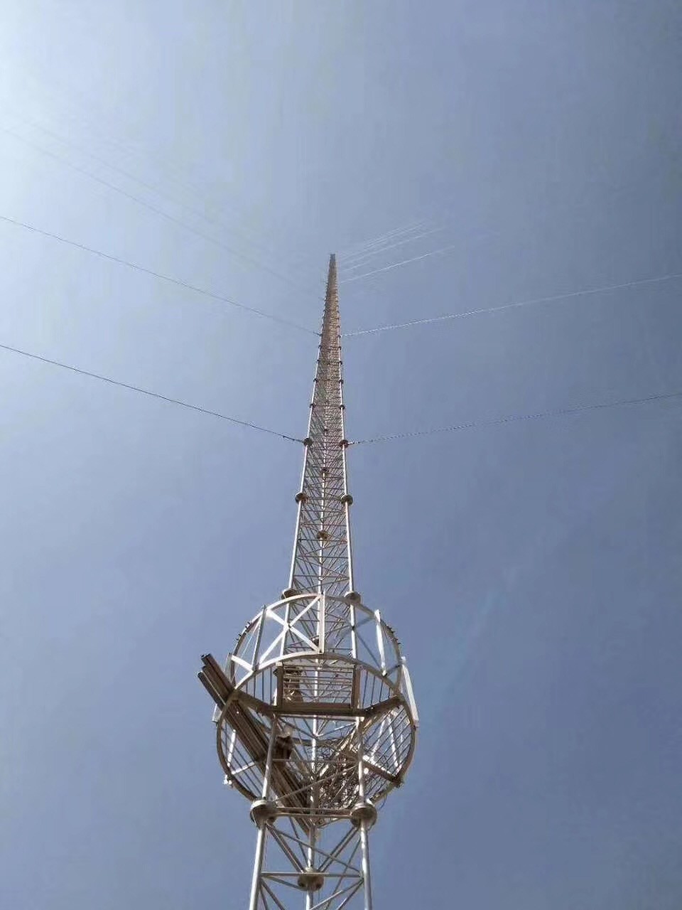 Antena galvanizada 30m/S de la comunicación del palo de la torre del alambre de Guyed del acero de la inmersión caliente
